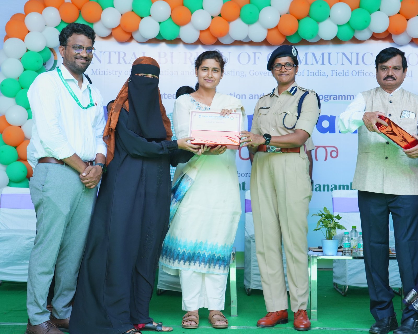 ప్రతి ఒక్కరూ రాజ్యాంగ హక్కులు, బాధ్యతలను తెలుసుకోవాలి - వరంగల్ పోలీస్ కమిషనర్ ఎన్.శ్వేత - Additional Image